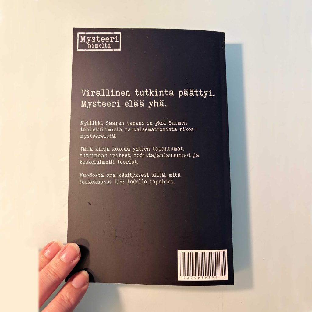 Mysteeri nimeltä Kyllikki Saari -kirjan takakansi